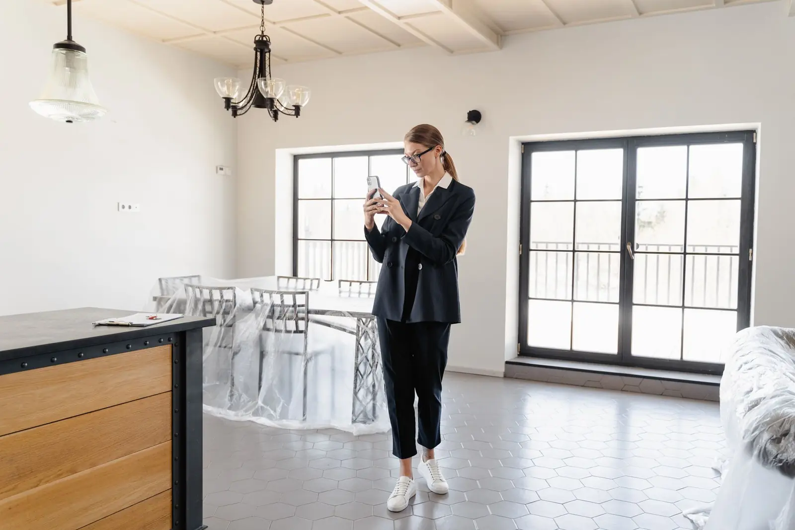 Immobilienfachperson dokumentiert den Zustand einer Wohnung mit dem Smartphone