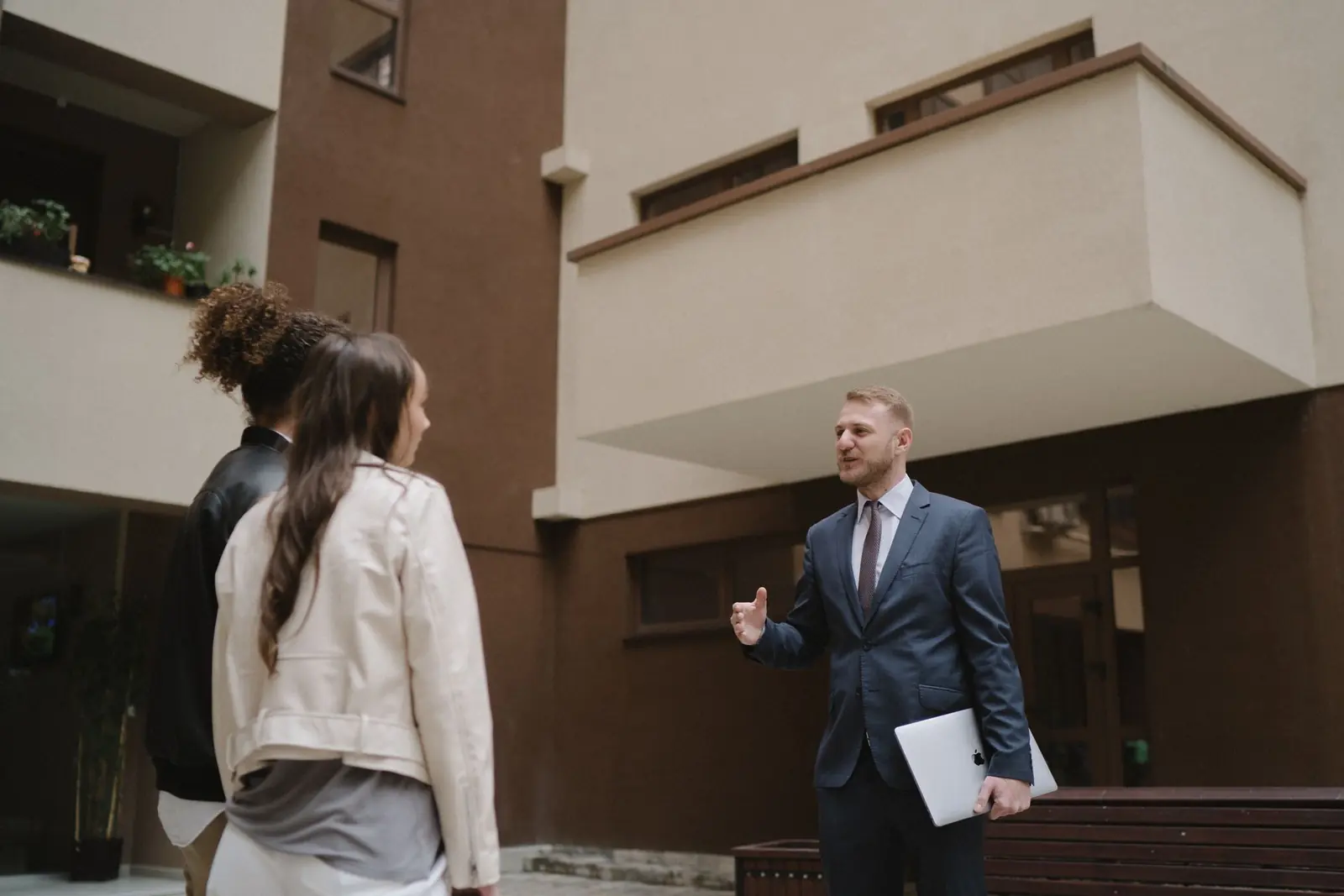 Immobilienfachperson führt Interessenten durch ein Wohnobjekt